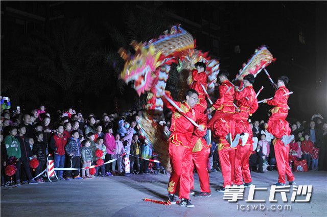 今晚，一場熱鬧喜慶,、韻味十足的元宵喜樂會在岳麓區(qū)望岳街道恒華社區(qū)舉行,。