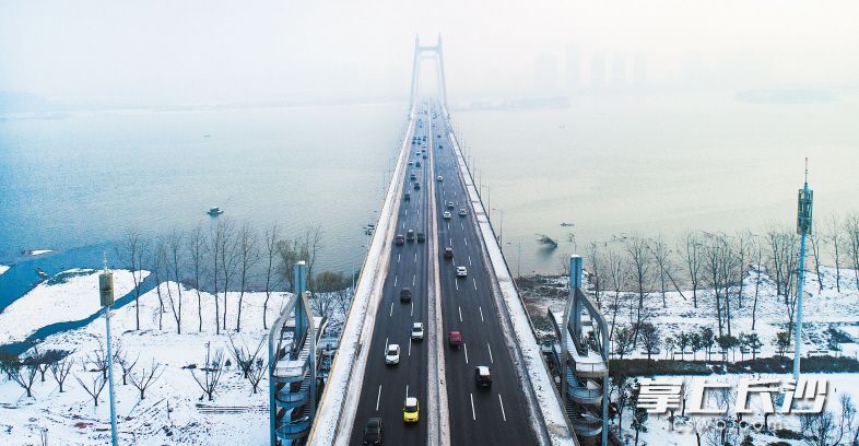 昨日清晨,，長沙城區(qū)主干道上的冰雪已基本清理干凈。圖為車行暢通的三汊磯大橋,。長沙晚報記者 鄒麟 攝