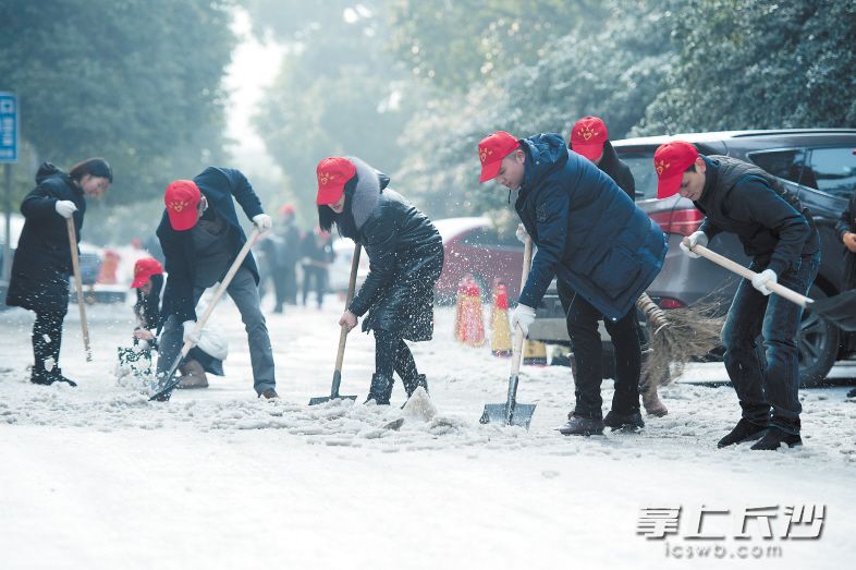 昨日上午,，芙蓉廣場(chǎng),，長(zhǎng)沙市人力資源和社會(huì)保障局的志愿者在清理人行道上的積雪,。 長(zhǎng)沙晚報(bào)記者 黃啟晴 攝