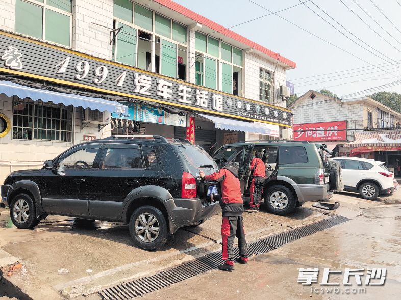 在開福區(qū)的這家汽車生活館，雪后洗車扎堆,，但價(jià)格未漲,，工作人員從早8點(diǎn)到晚8點(diǎn)洗車洗不停。長沙晚報(bào)記者劉瓊萍攝