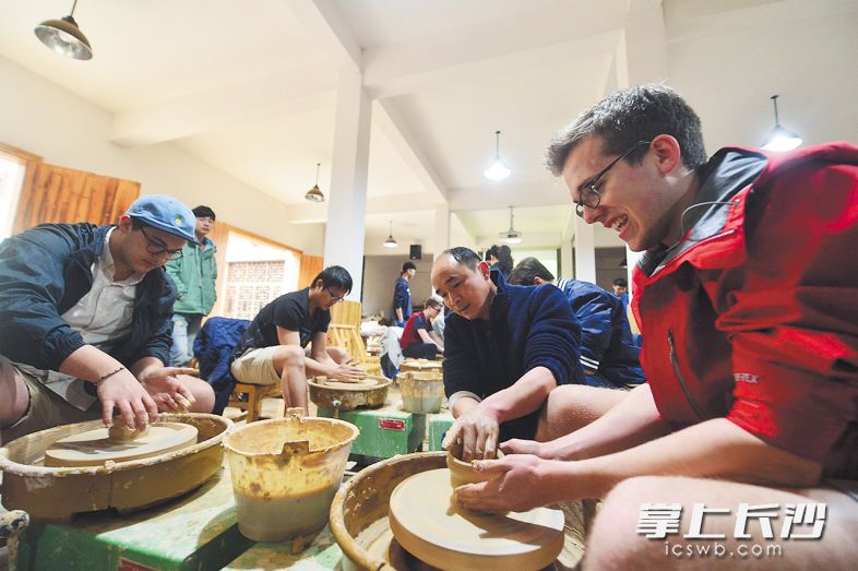 銅官古街陶瓷體驗(yàn)坊里,，眾多外國(guó)友人動(dòng)手體驗(yàn)陶瓷的魅力。