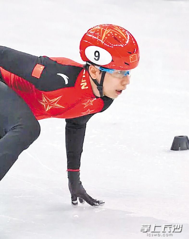 中國短道速滑選手在比賽中,。