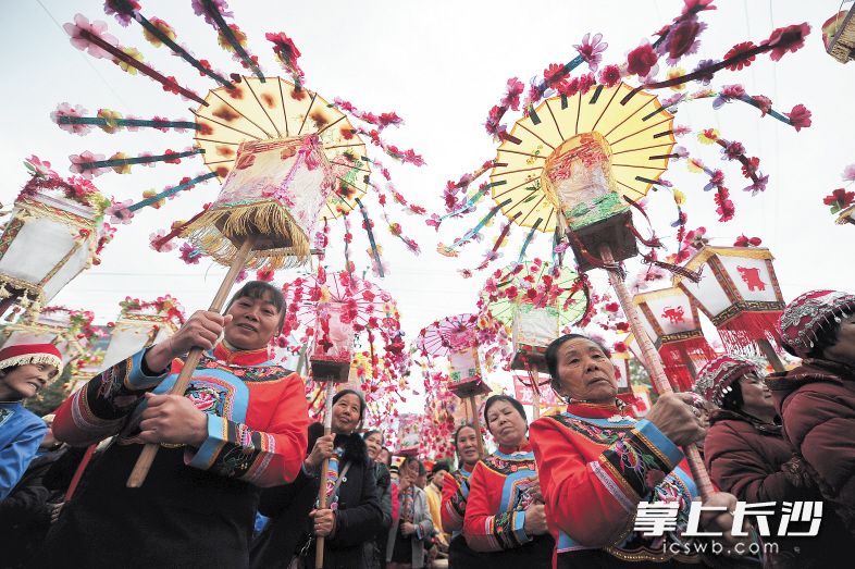 在張家界市城區(qū),，精彩的傘燈表演吸引不少市民,、游客觀看。 張家界日報通訊員 邵穎 攝