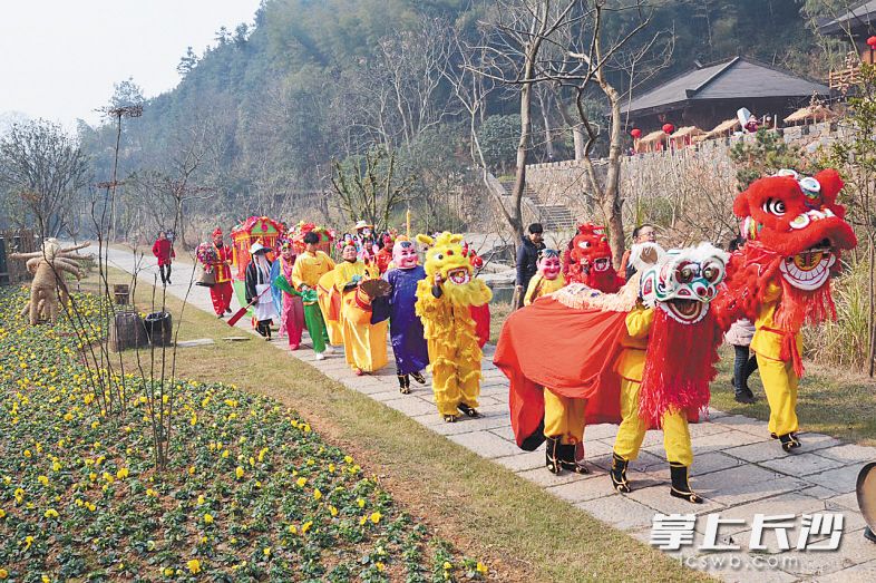 桃花源景區(qū)開展了豐富多彩的“桃花源里過大年”活動，年味十足,。常德日報通訊員 肖人夫 攝