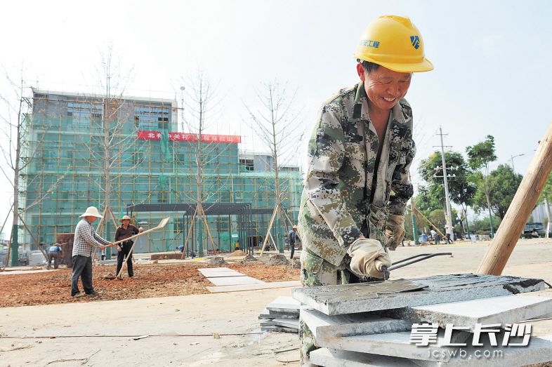 采用中民筑友裝配式建筑EMPC模式建設(shè)的馬欄山視頻文創(chuàng)產(chǎn)業(yè)孵化園項(xiàng)目,，工地現(xiàn)場(chǎng)清清爽爽,，甚至看不到建筑垃圾?！　￠L(zhǎng)沙晚報(bào)記者 小劉軍 攝