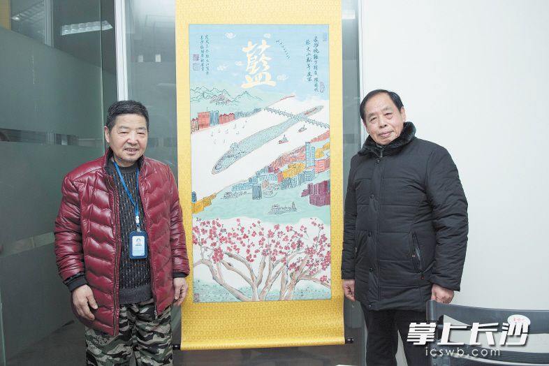 昨日,，長沙晚報熱心讀者徐大山（左）,、陳國斌以畫薦字，推薦他們心中的2018年度字——“藍”,?！　￠L沙晚報記者 黃啟晴 攝