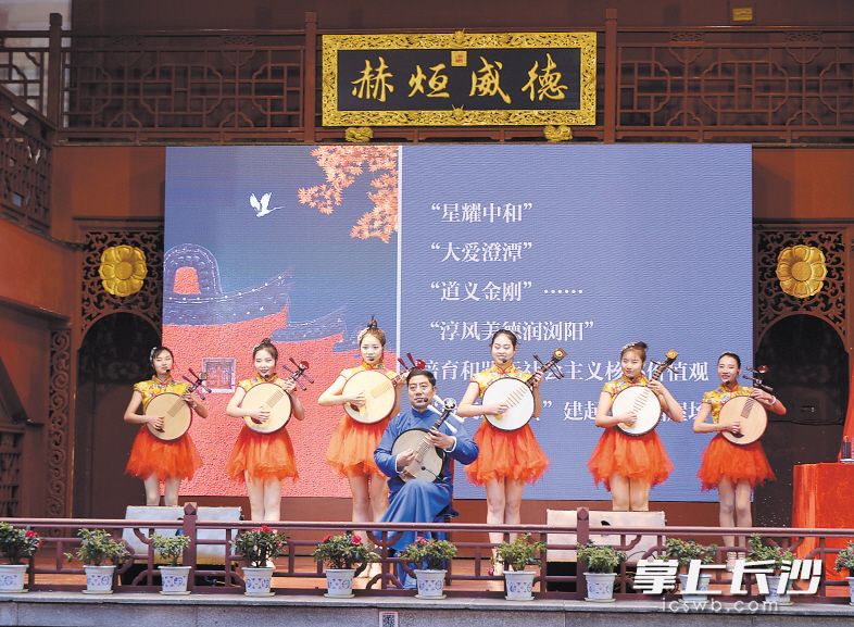 昨日下午,，2018湖南年度字、公益新聞事件發(fā)布暨首屆“長沙榜樣 雷鋒傳承”評(píng)選活動(dòng)啟動(dòng)式在長沙火宮殿舉行,，演藝人員正在進(jìn)行彈詞表演,。