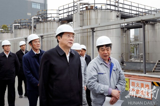 28日下午,，省委書記杜家毫在湘江涂料科技有限公司樹脂罐區(qū)檢查安全生產(chǎn)工作,。