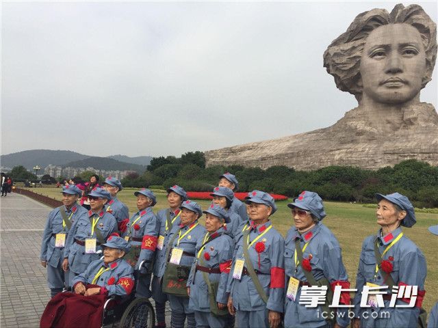 “八千湘女”代表及家屬樂游長沙橘子洲頭。長沙晚報(bào)記者 匡春林 攝
