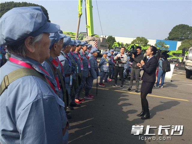 “八千湘女”代表及家屬在中聯(lián)重科感受新型大型機(jī)械的風(fēng)采,。 長沙晚報(bào)記者 匡春林?jǐn)z