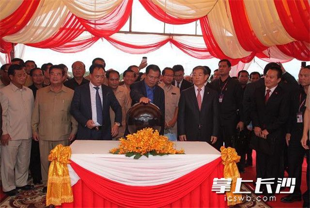 柬埔寨首相洪森按下溢洪道閘門啟動(dòng)按鈕。