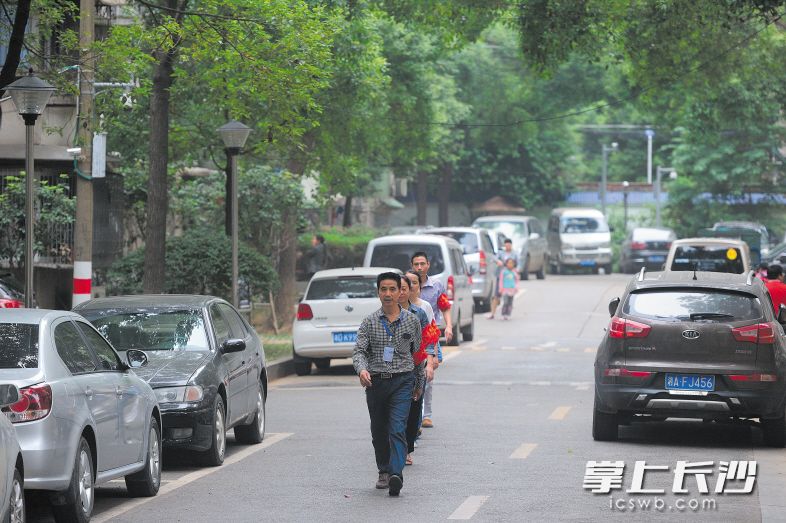 萬名“紅袖章”活躍于芙蓉區(qū)街頭巷尾，組成嚴密的群防群控網,。