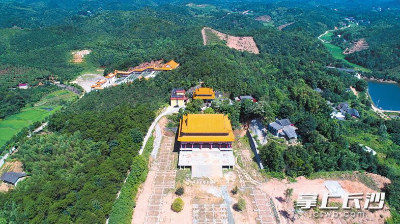 在風(fēng)景優(yōu)美的鐘佛寺宗教文化綜合旅游區(qū)附近,，有一片集體建設(shè)用地已納入上市交易改革的范圍,，吸引了不少城里置業(yè)者的青睞,。長沙晚報通訊員 劉正 攝