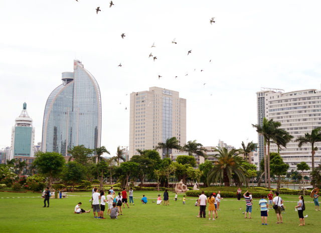 9月2日，市民和游客在廈門白鷺洲公園內(nèi)觀賞飛翔的鴿群,。新華社記者 姜克紅 攝