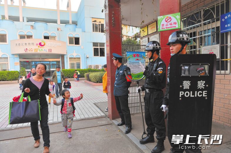 ↑芙蓉區(qū)內,，由民警輔警組成的護校隊，成為呵護孩子成長的中堅力量,。