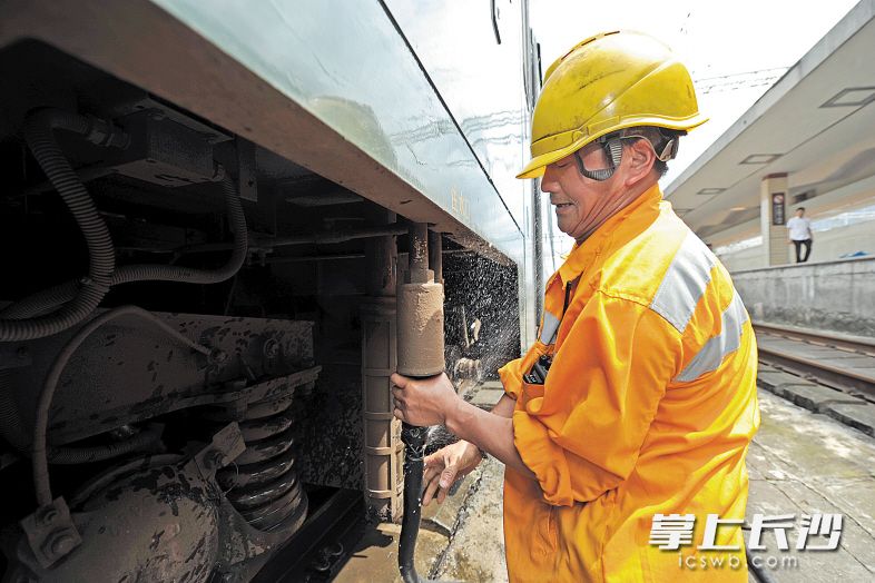 劉建軍正在給列車注水,。長(zhǎng)沙晚報(bào)記者 王志偉 攝