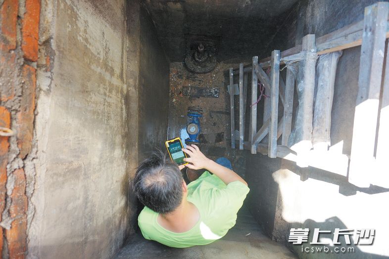 悶熱潮濕的地下,，不一會兒功夫抄表員已滿頭大汗。