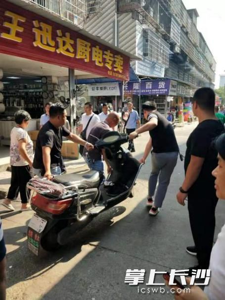 阻礙消防通道的電動車被拖移,。開福消防供圖