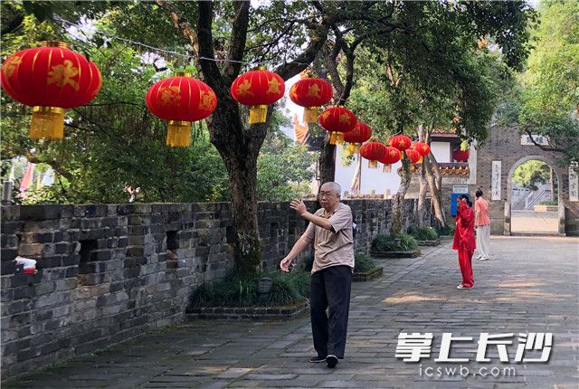 天心閣主景區(qū)內大紅燈籠高高掛，一派喜慶祥和節(jié)日氛圍,。長沙晚報全媒體記者周柏平 通訊員 湯蕾蕾 攝影報道