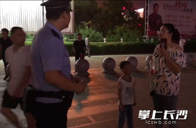 民警將孩子找到后，送回其母親身邊,。