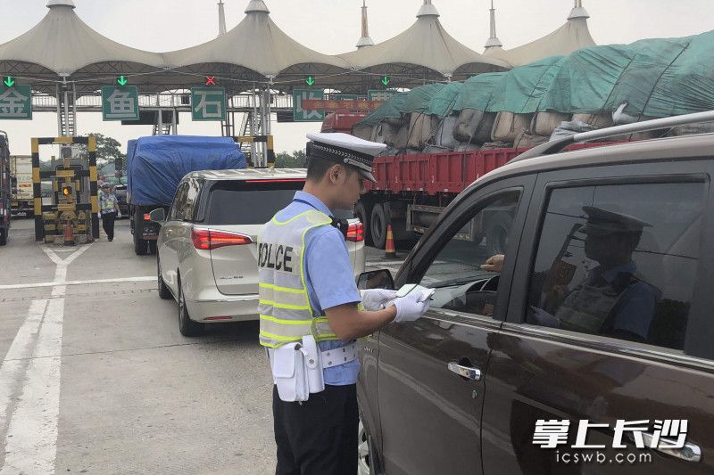高速交警對過往車輛逐一開展例行檢查。均為湖南交警供圖