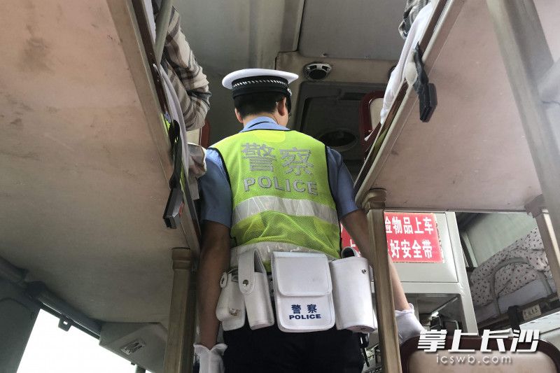 高速交警上大客車進行檢查,。