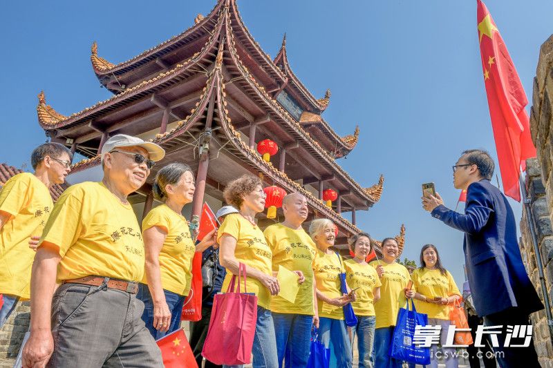 社區(qū)老人們?cè)谥驹刚叩呐阃拢巧咸煨拈w古城樓,，遠(yuǎn)瞰星城的美麗秋景，零距離感受天心古閣的風(fēng)華神韻,。照片均為長(zhǎng)沙晚報(bào)全媒體記者 陳飛 攝 