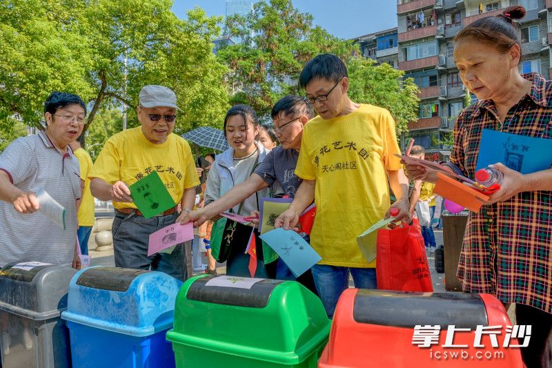 垃圾分一分游戲環(huán)節(jié),，社區(qū)居民在游戲中學(xué)習(xí)垃圾分類的知識(shí),。