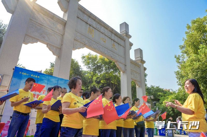 天心閣牌樓下，社區(qū)“廉花合唱團(tuán)”的五老志愿者們?yōu)榇蠹規(guī)砑で檠笠绲母枨都t袖章之歌》《我和我的祖國(guó)》,，把現(xiàn)場(chǎng)的氣氛一下子就調(diào)動(dòng)起來,。