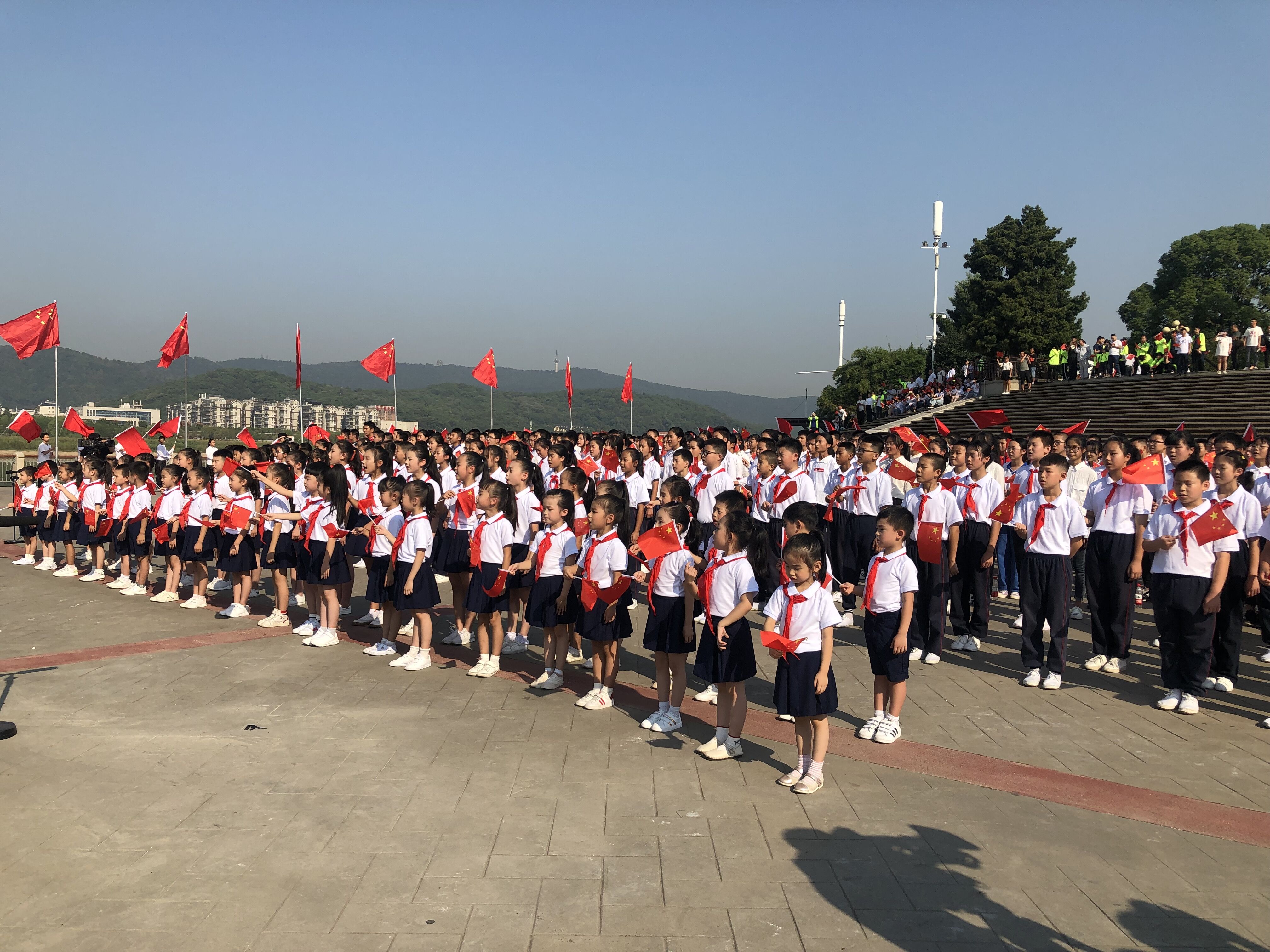 今日,，千名師生代表齊聚橘子洲頭,，用歌聲獻(xiàn)禮新中國成立70周年。圖片均為長沙晚報全媒體記者 錢娟 拍攝