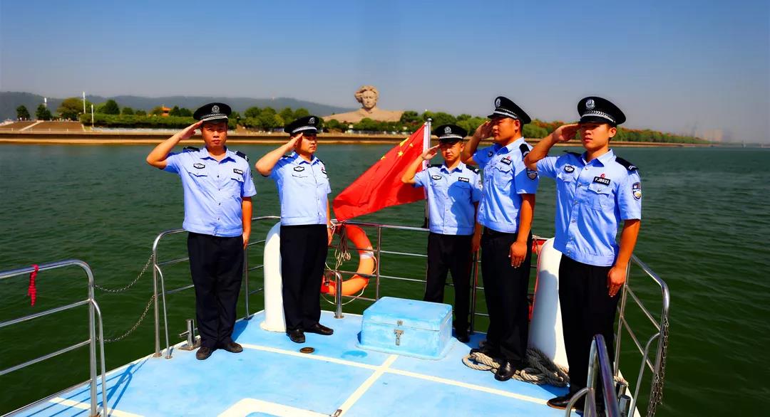 水警們在巡邏船上一同敬禮,，向祖國致敬。 警方供圖