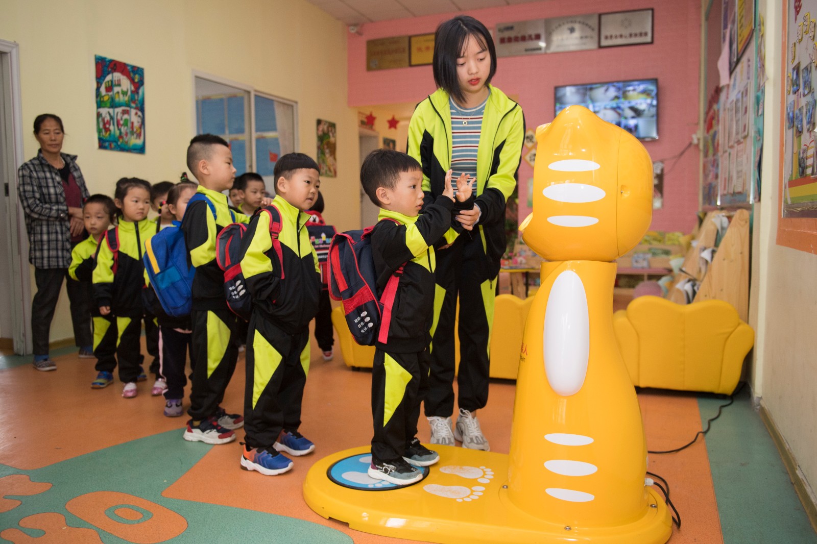 開福區(qū)華星幼兒園的孩子們正在排隊做晨檢,，代替老師做這一工作的是一臺萌萌噠的機(jī)器人,。均為長沙晚報全媒體記者 黃啟晴 攝