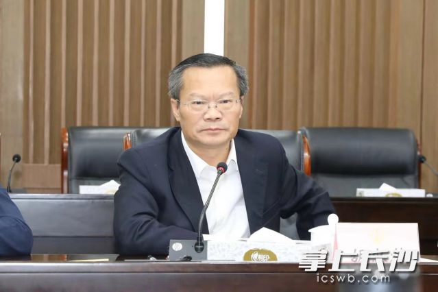 會(huì)議研究全市控?zé)煿ぷ?。原則通過《關(guān)于明確長沙市控?zé)焾?zhí)法主體的通知（送審稿）》,。