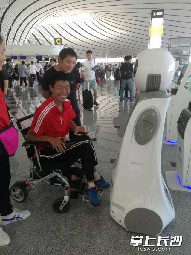 “長沙籍”機器人“小興”在北京大興機場里為旅客提供服務(wù),。湖南超能機器人技術(shù)有限公司供圖