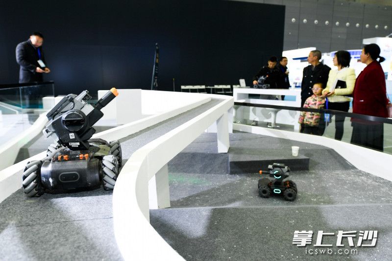 大疆的機甲戰(zhàn)車機器人的對抗吸引了不少觀眾駐足,。