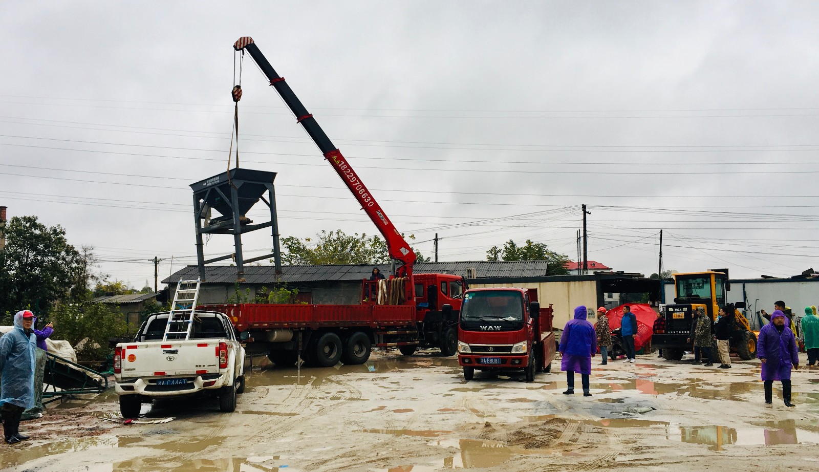執(zhí)法人員用手機(jī)全程拍攝記錄執(zhí)法行動(dòng),，上傳新媒體平臺(tái),，公開(kāi)透明執(zhí)法細(xì)節(jié),。通訊員 浣寧 攝