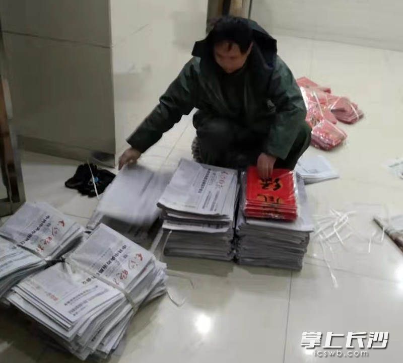 夾報(bào)對(duì)發(fā)行員們來講是項(xiàng)基本功,，又快又整齊,！