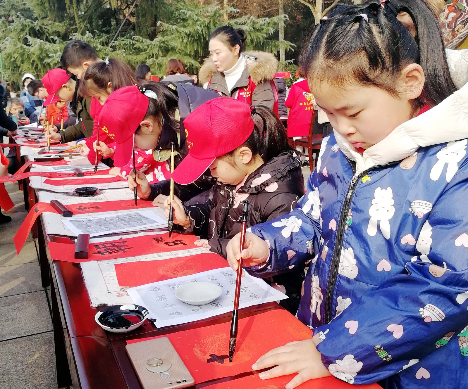 活動(dòng)中,，孩子們現(xiàn)場(chǎng)潑墨,，書寫春聯(lián)、福字,，為人們送去新年美好祝愿,。長(zhǎng)沙晚報(bào)全媒體記者 周柏平 通訊員李煉 攝影報(bào)道