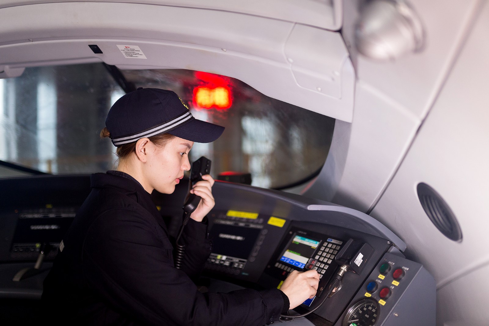 向念對車上無線車載設(shè)備進行通話測試,。