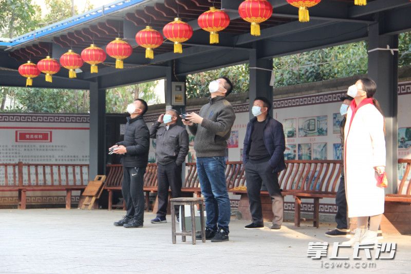 空軍退役飛行員夏祖潤利用農(nóng)業(yè)植保無人機為湖南農(nóng)業(yè)大學周邊各個居民小區(qū)做噴灑消毒水作業(yè),。 長沙晚報全媒體記者 周游 通訊員 李夢 攝