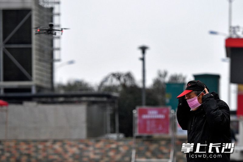 今日上午,，黃興南路步行街中心廣場附近，在無人機(jī)的勸導(dǎo)下,，一名市民戴上了口罩,。