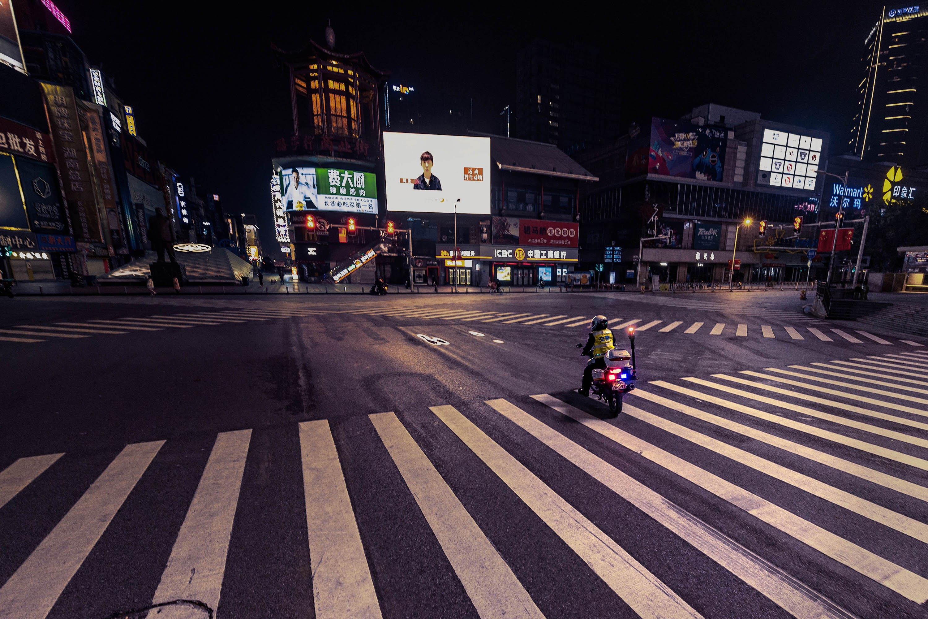 2020年2月8日20：00，黃興路商業(yè)步行街口