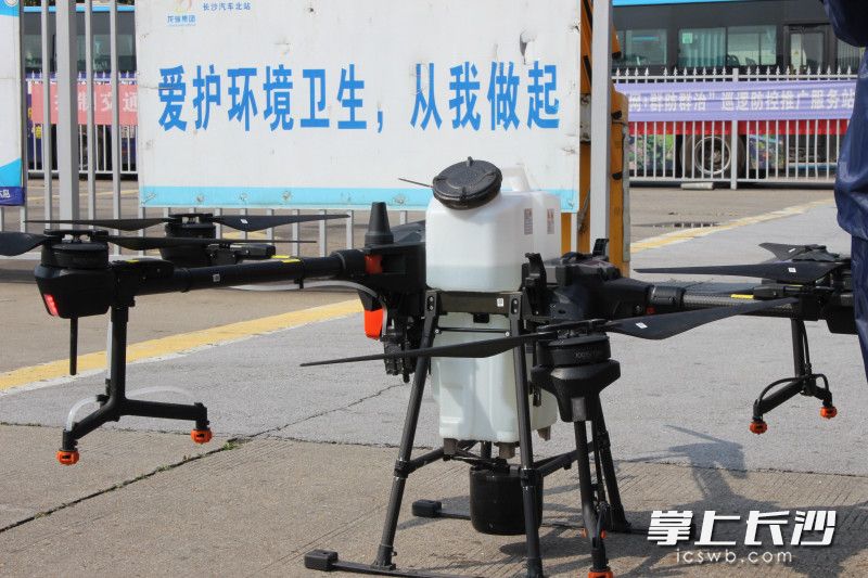 此次消毒作業(yè)的無人機(jī)來自于長沙聯(lián)通無人機(jī)大隊(duì)。