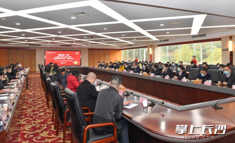 3月11日,，由長沙銀行,、長沙晚報(bào)共同舉辦的“我們在一起——長沙銀行助力復(fù)工復(fù)產(chǎn)金融服務(wù)大行動”走進(jìn)株洲高新區(qū)。圖片均為長沙晚報(bào)全媒體記者 鄒麟 攝