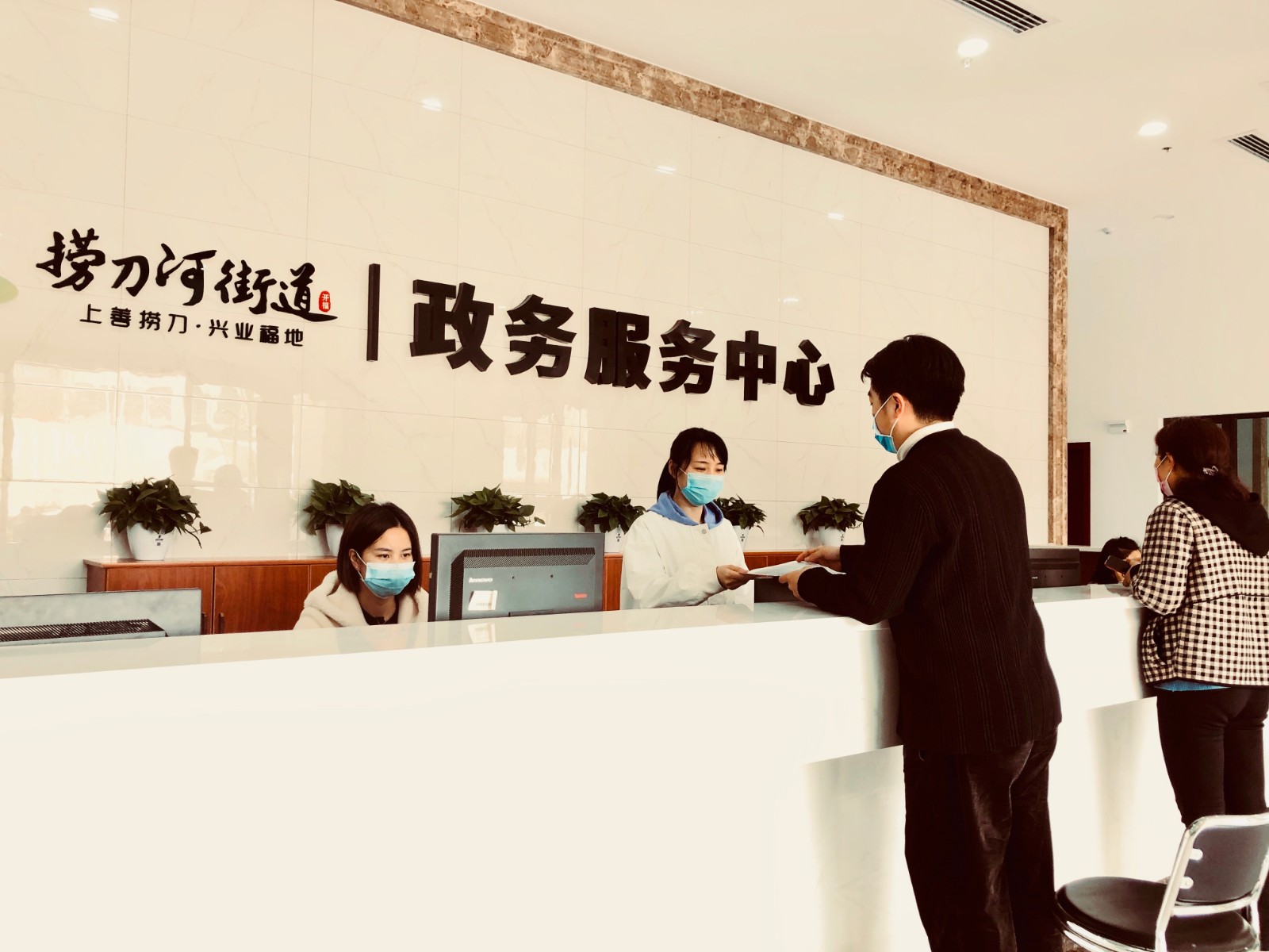 敞亮的政務(wù)服務(wù)中心就開在居民小區(qū)門口,，辦事方便又溫馨,。 通訊員 朱文萱 攝