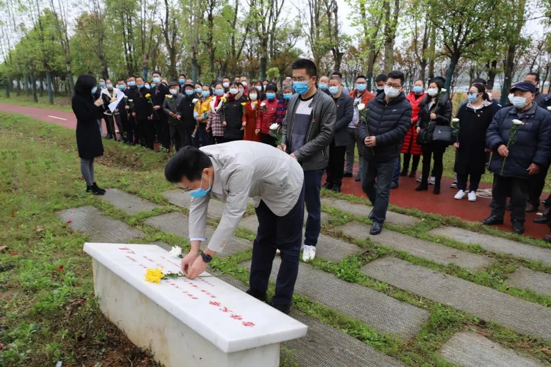 這幾天來(lái),，到雷鋒父母墓地祭掃的市民絡(luò)繹不絕,。長(zhǎng)沙晚報(bào)通訊員 陳丹妮 攝