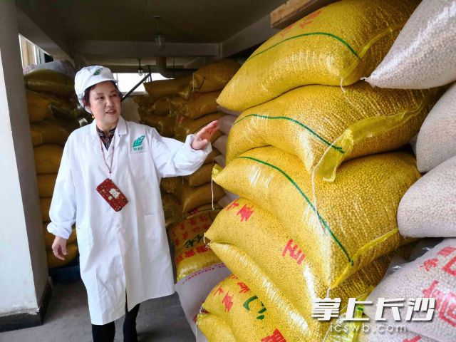 長(zhǎng)沙市利利平食品有限公司董事長(zhǎng)周利平在公司原料倉(cāng)庫(kù)進(jìn)行檢查,。圖片均為長(zhǎng)沙晚報(bào)全媒體記者 賀文兵 攝