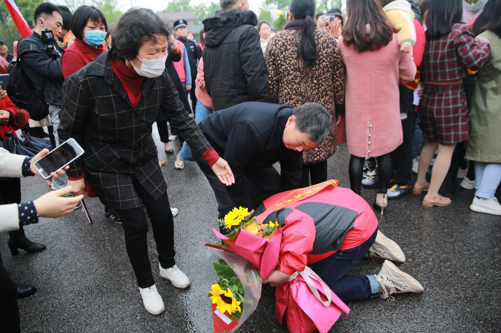 百感交集的何奇雙膝跪地謝父母。圖片均為長沙晚報全媒體記者 賀文兵 通訊員 劉靜 楊慧 攝影報道