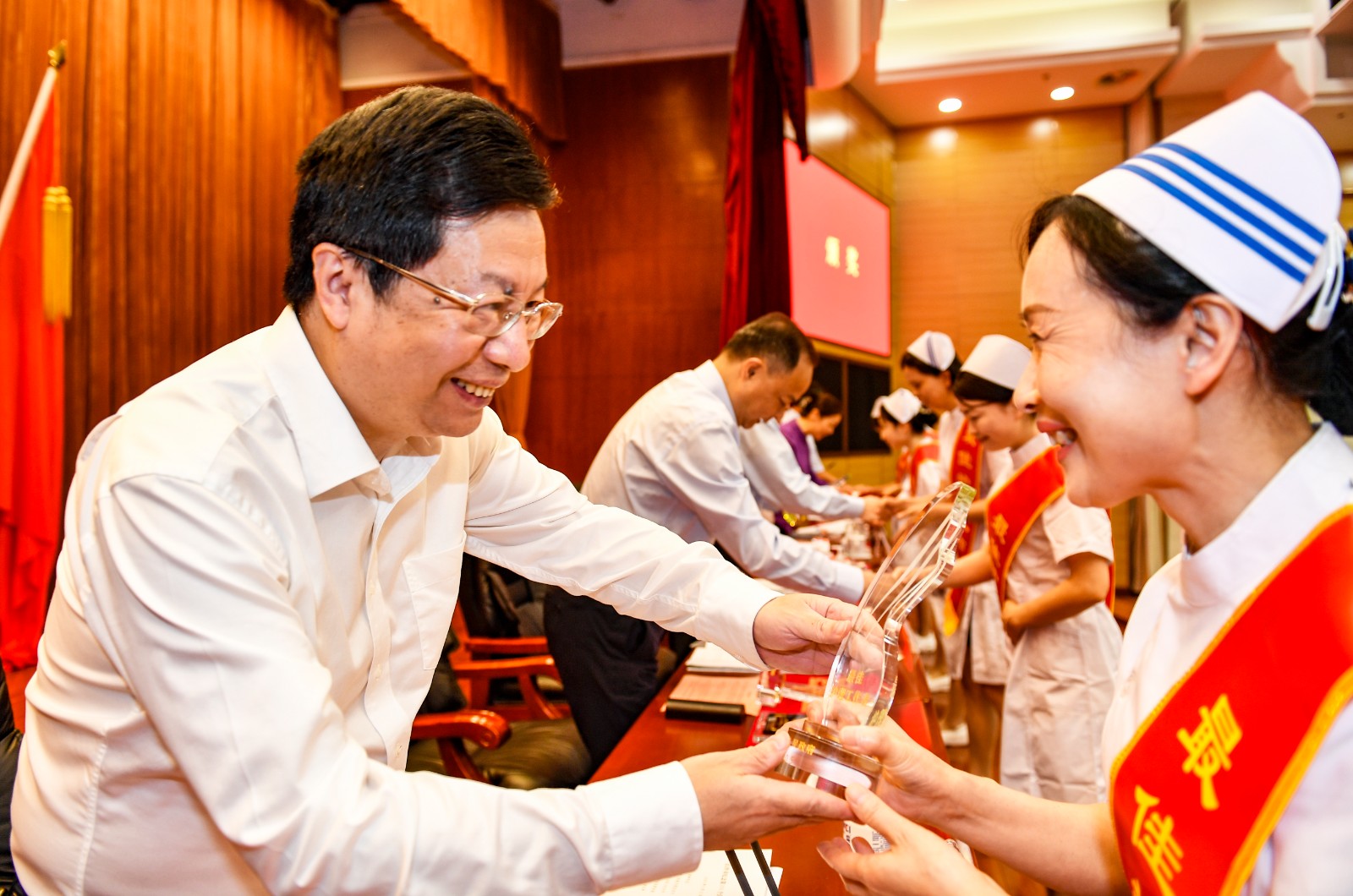 大會為一批優(yōu)秀護理工作者頒獎,。長沙晚報全媒體記者 余劭劼 攝