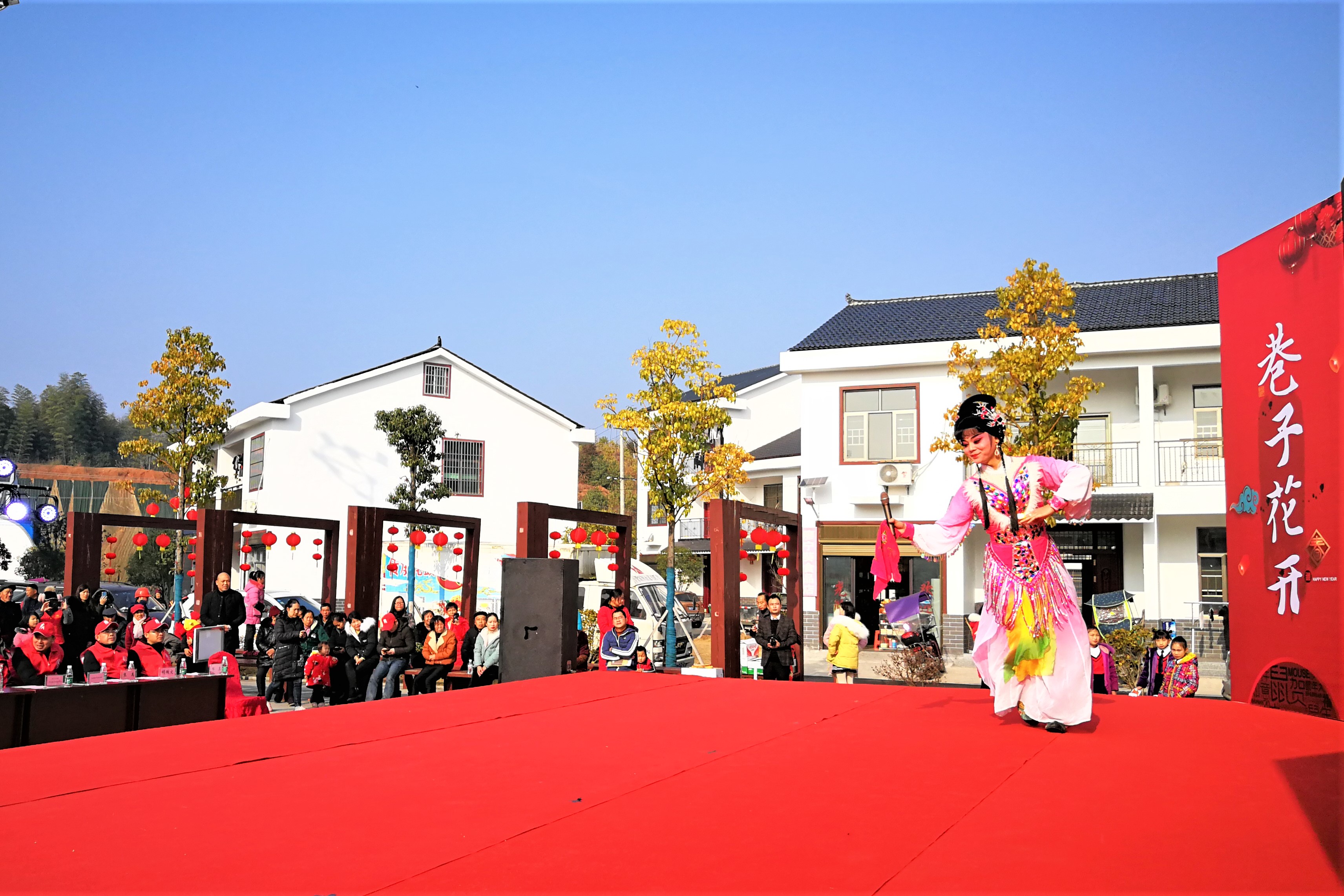 在寧鄉(xiāng)巷子口鎮(zhèn)，一場聯(lián)歡會在同心村莊舉行,，這里居住著許多住房在2017年洪災(zāi)中垮塌的貧困戶,，易地搬遷之后也，他們正迎來新生活,，享受豐富多彩的文化生活,。長沙晚報全媒體記者 張禹 攝